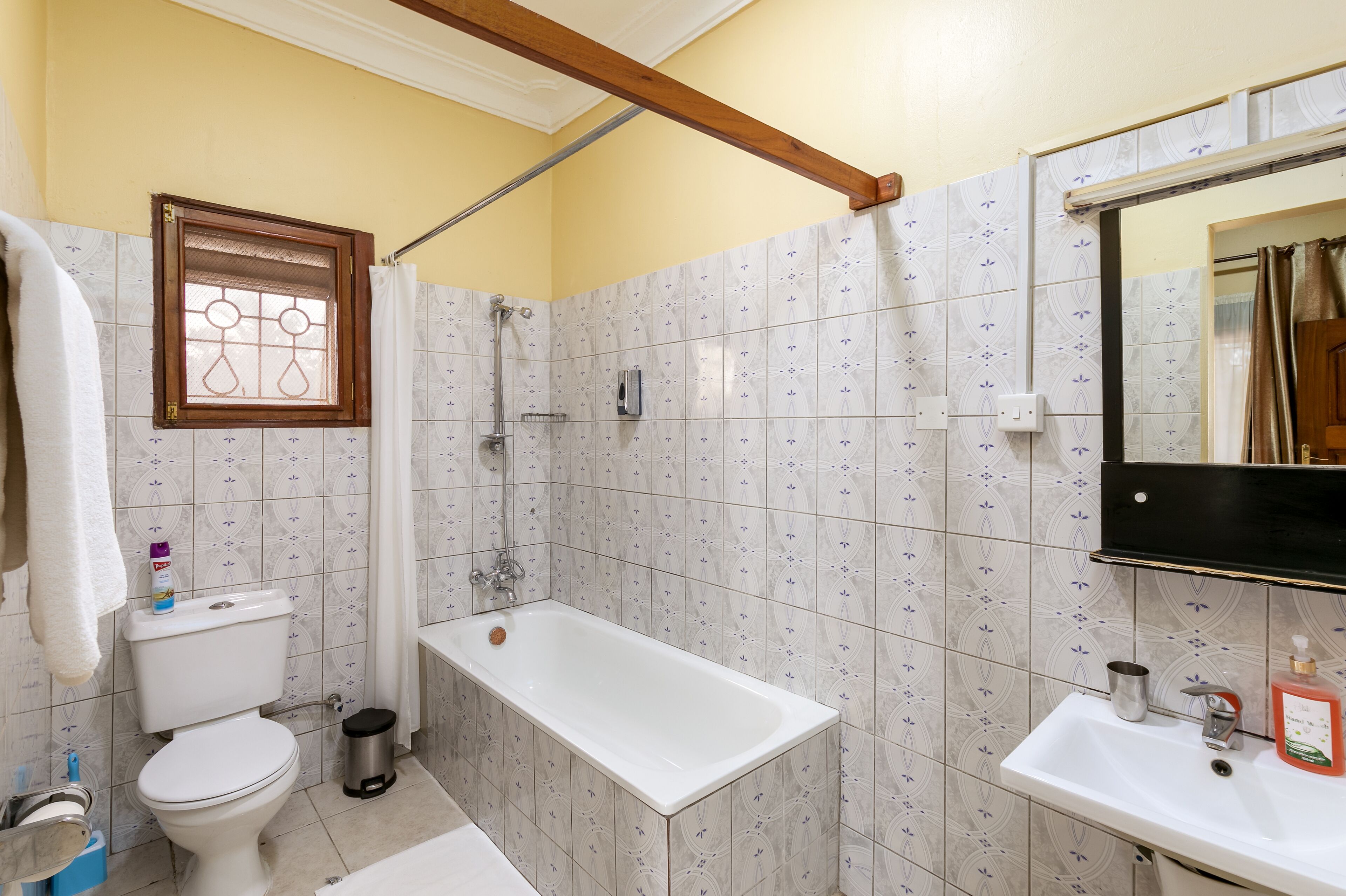 deluxe double room, lake view | bathroom | shower, free toiletries, towels