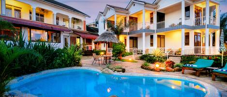 Utomhuspool, parasoller och solstolar