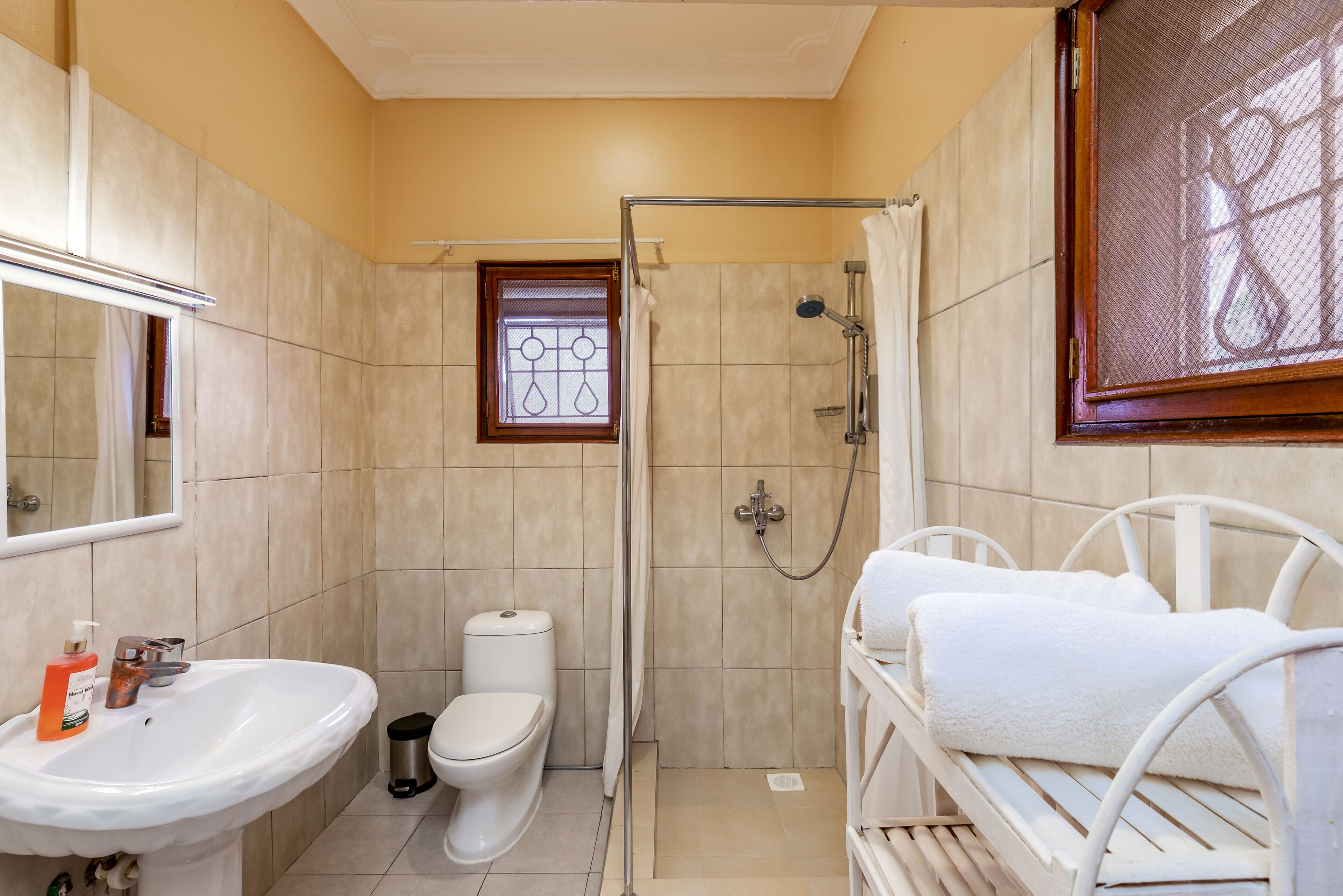 standard double room | bathroom | shower, free toiletries, towels