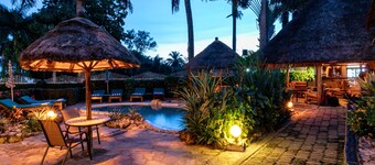 2 Friends Beach Hotel