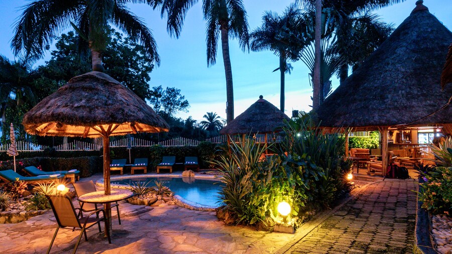 2 Friends Beach Hotel