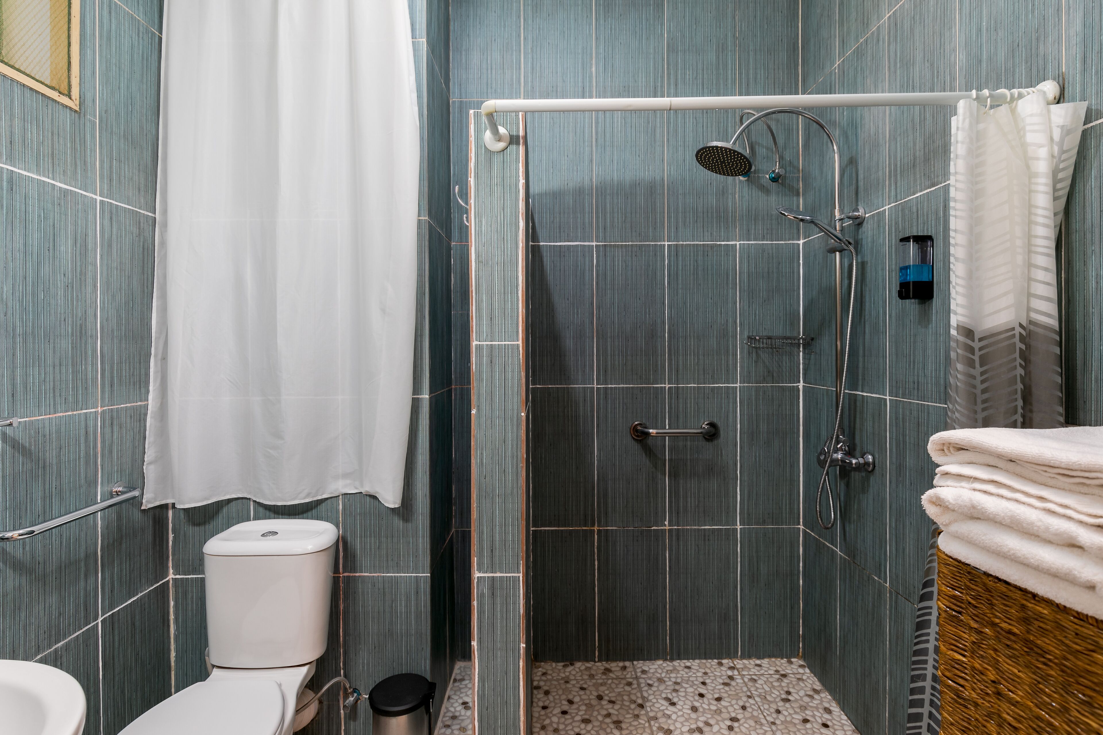 deluxe double or twin room, pool view | bathroom | shower, free toiletries, towels