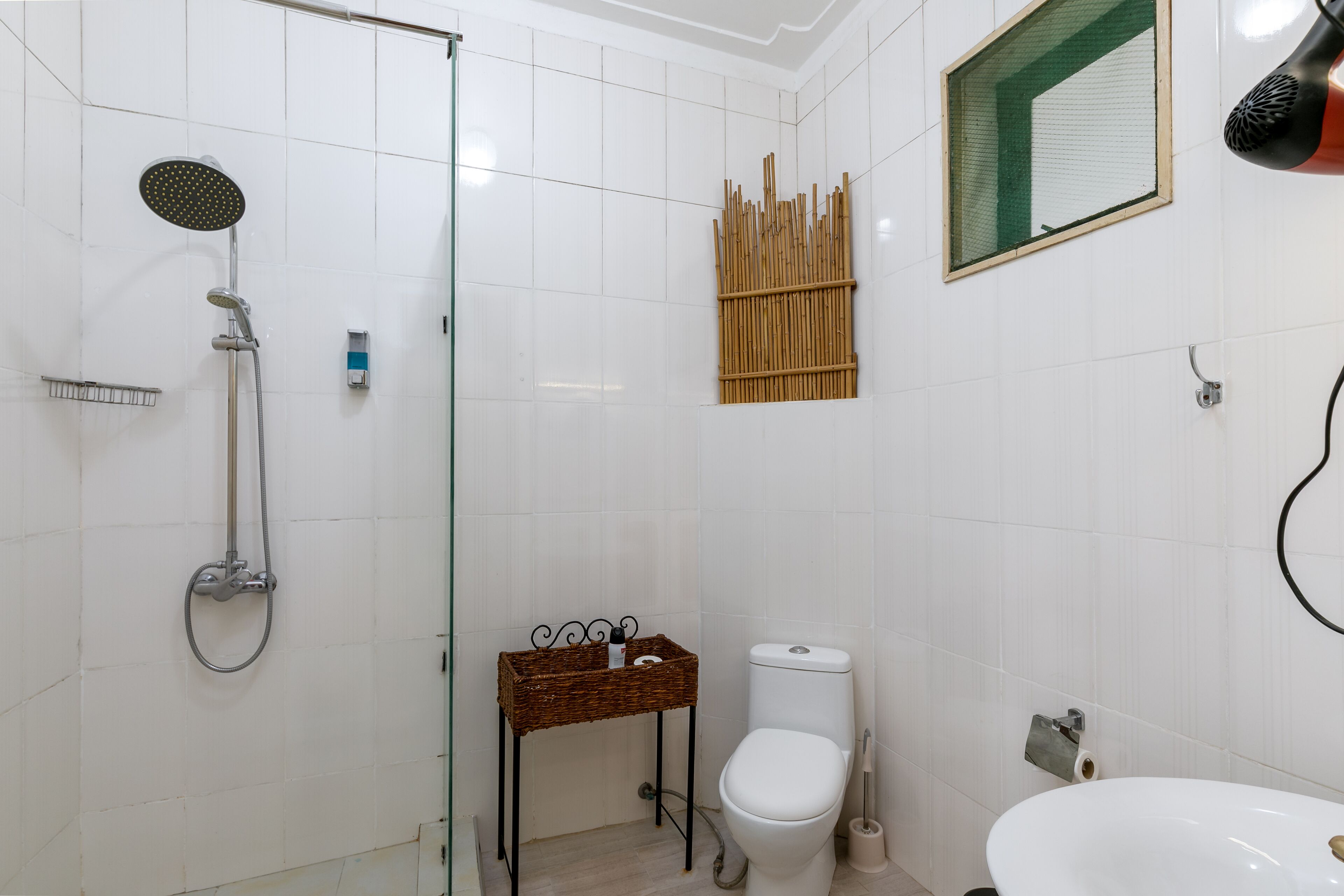 deluxe double room, lake view | bathroom | shower, free toiletries, towels