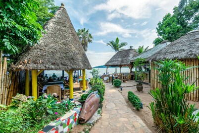 2 Friends Beach Hotel