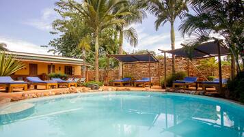 Piscina externa, guarda-sóis, espreguiçadeiras