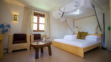 VÀrdeförvaringsskÄp pÄ rummet, skrivbord, gratis wi-fi och sÀngklÀder