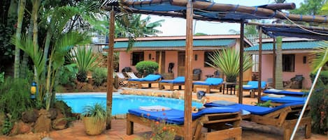 Piscine extérieure, parasols de plage, chaises longues