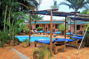 Piscine extérieure, parasols de plage, chaises longues