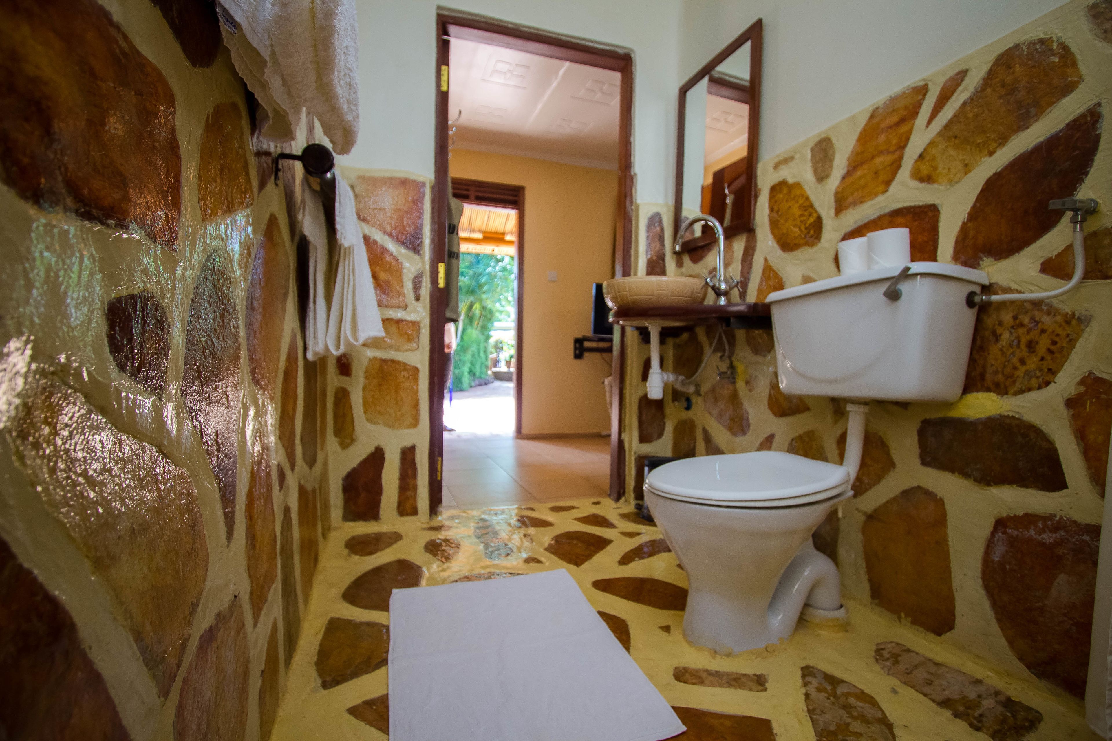 deluxe twin room, pool view | bathroom | free toiletries, towels