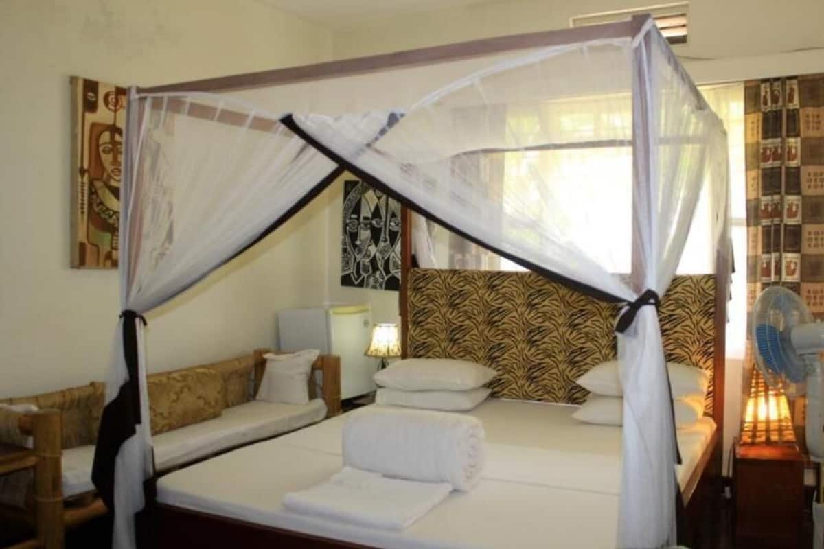 In-room safe, desk, free WiFi, bed sheets