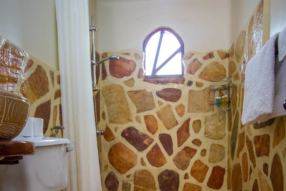 deluxe twin room, pool view | bathroom | free toiletries, towels