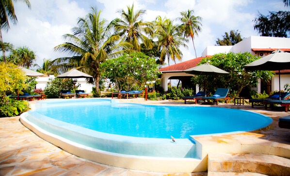 Piscine extérieure, parasols de plage, chaises longues