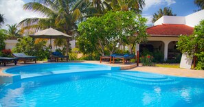 Piscine extérieure, parasols de plage, chaises longues