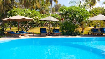 Außenpool, Sonnenschirme, Liegestühle
