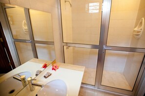 Shower, free toiletries, hair dryer, towels - Flame Tree Cottages (Nungwi)
