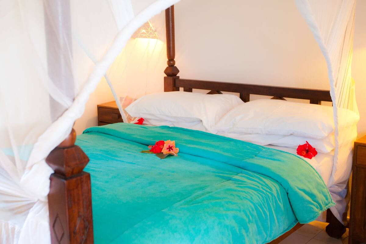Habitación doble | Caja fuerte, escritorio, wifi gratis y ropa de cama