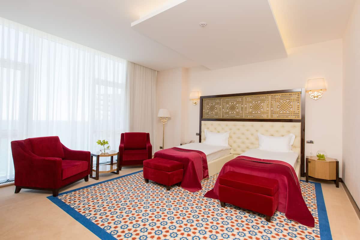 Habitación superior con 2 camas individuales | Ropa de cama de alta calidad, minibar, caja fuerte y cortinas opacas