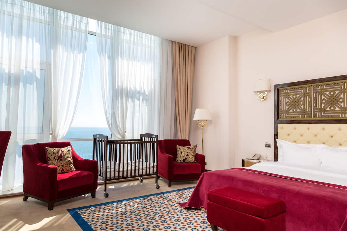 Habitación doble superior | Ropa de cama de alta calidad, minibar, caja fuerte y cortinas opacas