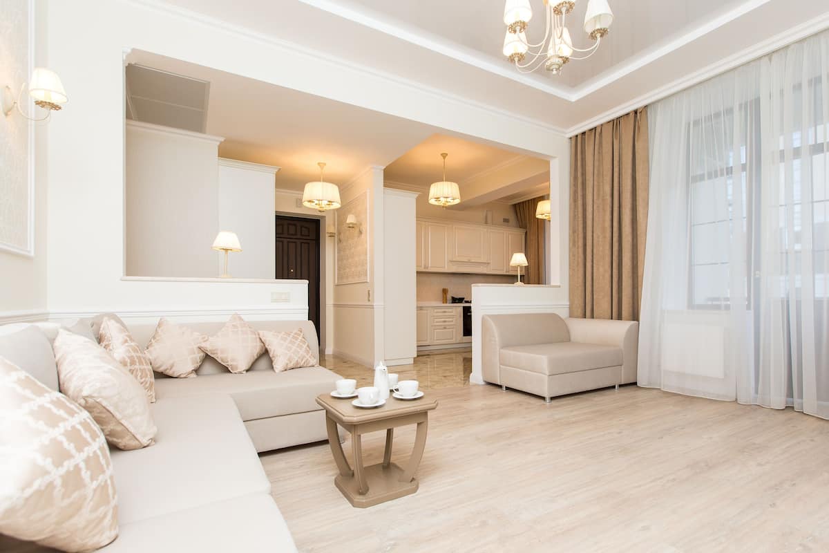 Apartamento Deluxe, 1 cama de matrimonio con sofá cama, balcón, en la zona del patio | Ropa de cama de alta calidad, minibar, caja fuerte y cortinas opacas