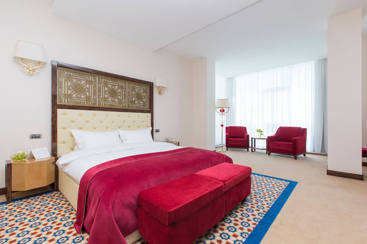 Suite familiar | Ropa de cama de alta calidad, minibar, caja fuerte y cortinas opacas