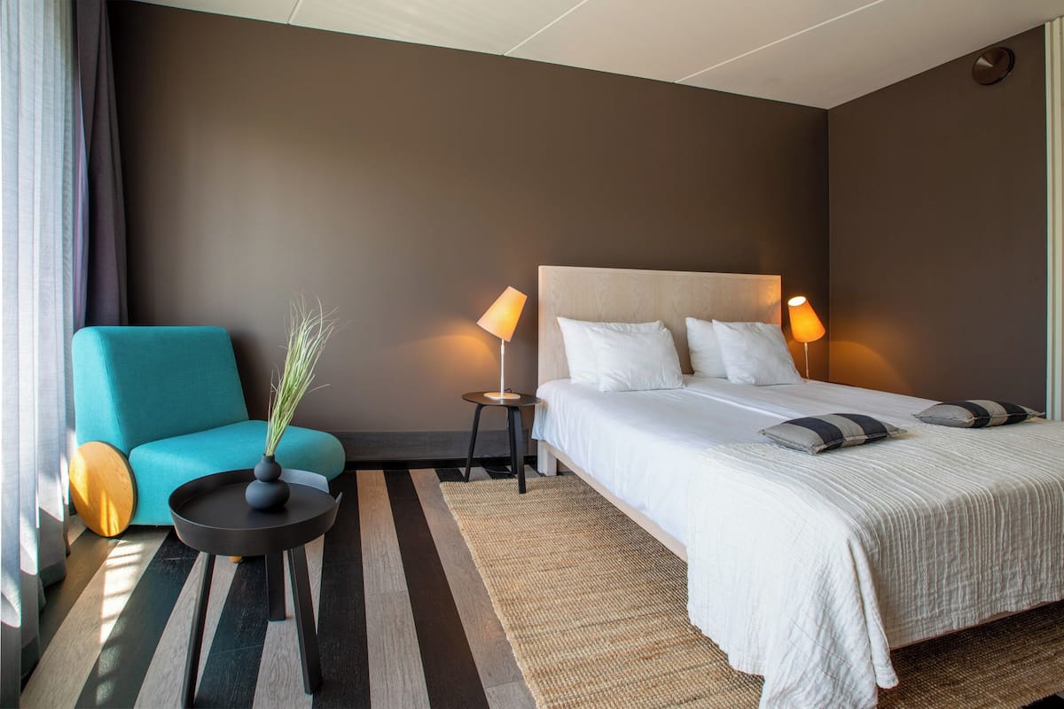 Chambre supĂ©rieure double | Minibar, coffre-fort, bureau, rideaux dâobscurcissement