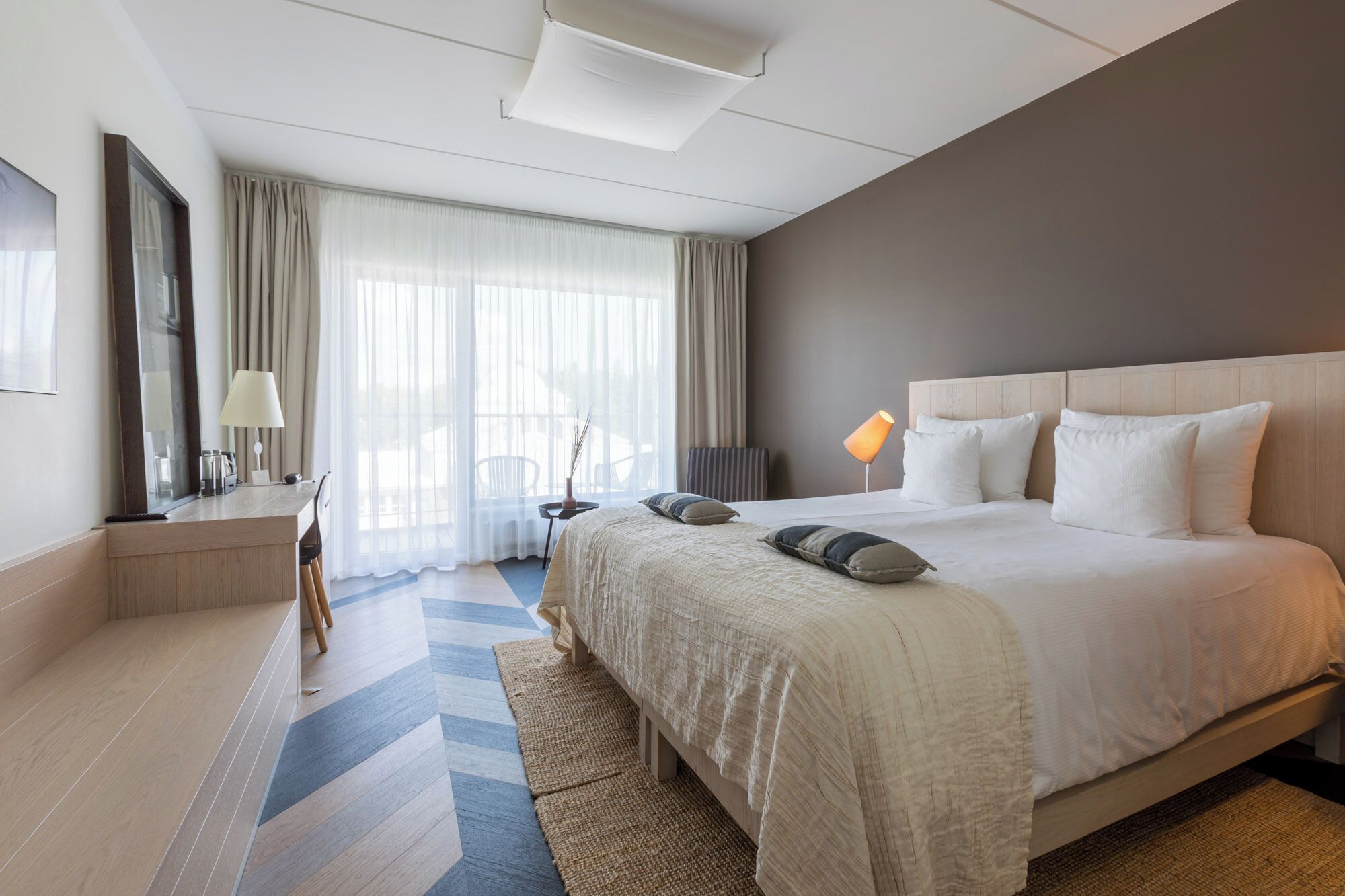 Standard Double Room | Minibar, in-room safe, desk, blackout drapes