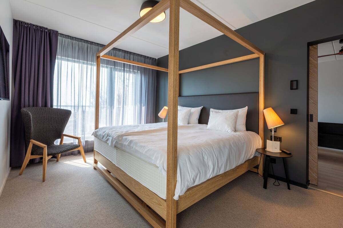 Phòng Suite (Spa Access) | Minibar, két bảo mật tại phòng, bàn, màn/rèm cản sáng 