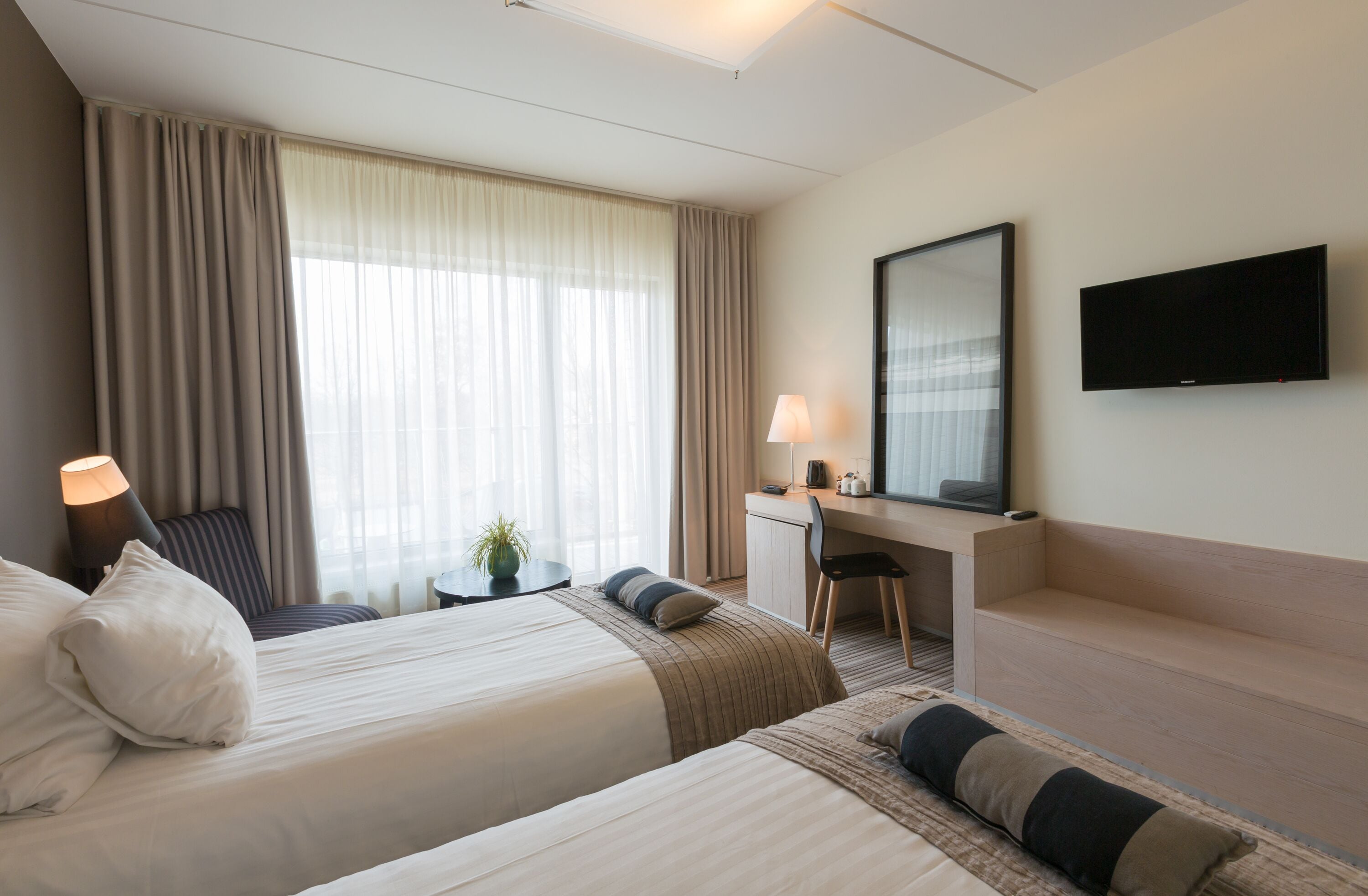 standard twin room (spa access) | minibar, in-room safe, desk, blackout curtains