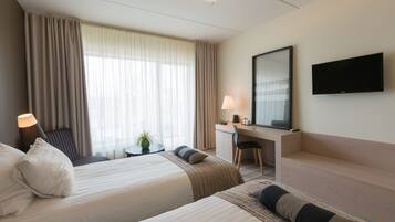 Kamar Twin Standar (Spa Access) | Minibar, brankas, meja kerja, dan tirai kedap cahaya