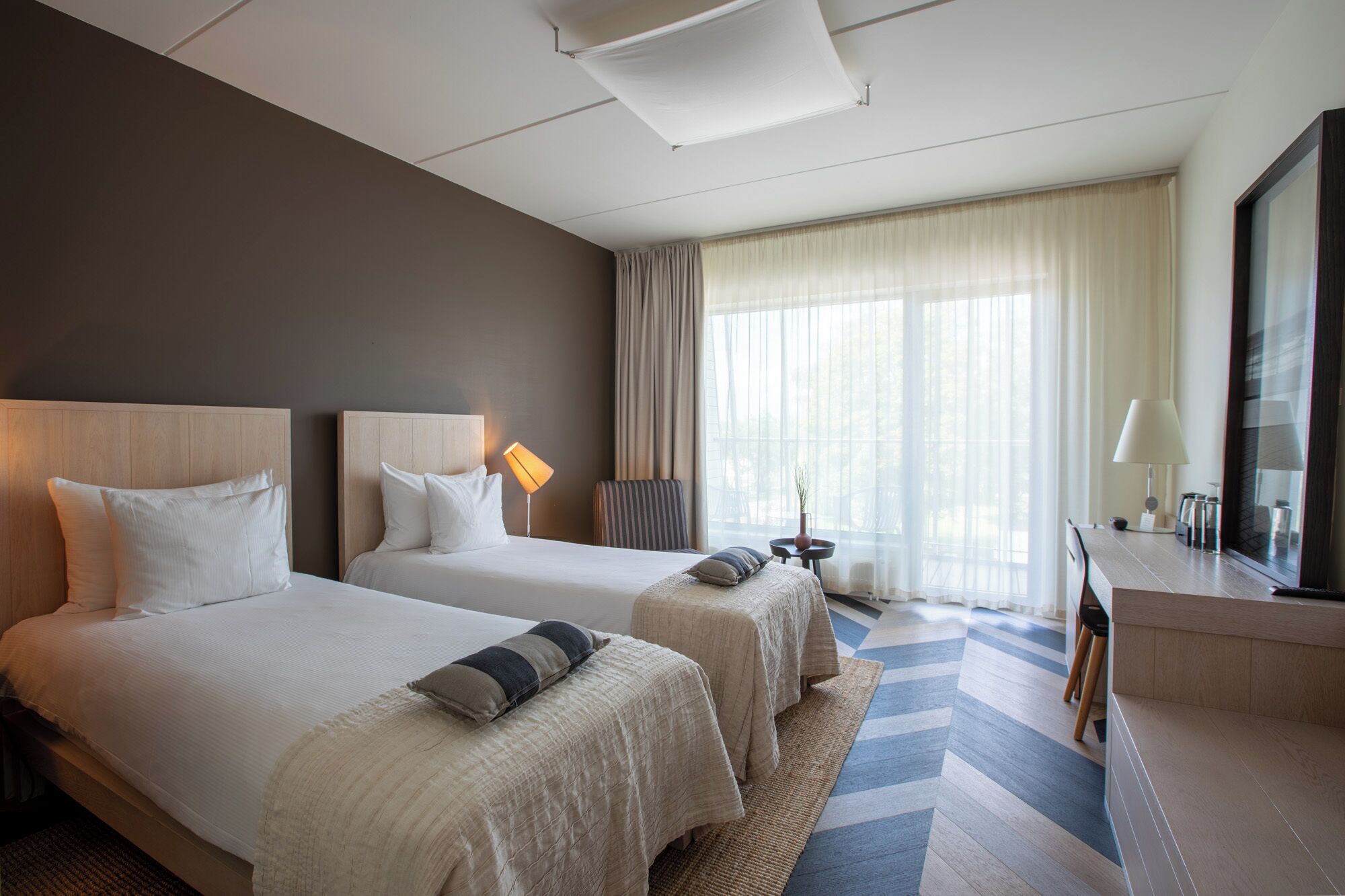 Standard Twin Room | Minibar, in-room safe, desk, blackout drapes