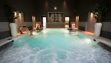 Een sauna, een bubbelbad, een stoombad, lichaamsbehandelingen