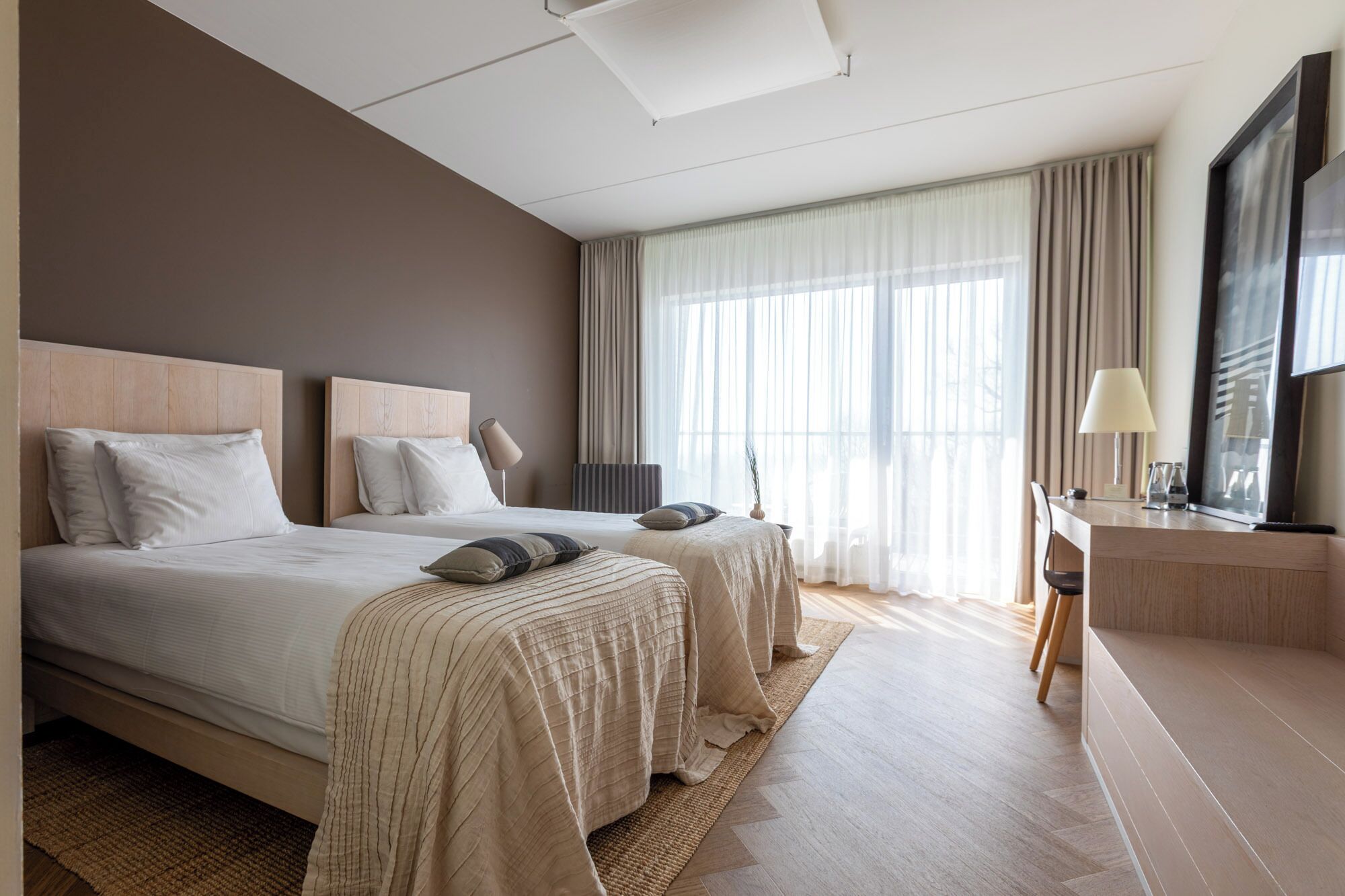 Superior Twin Room | Minibar, in-room safe, desk, blackout drapes