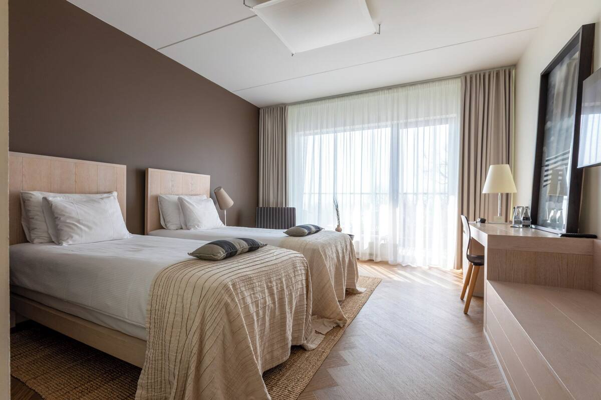 Phòng 2 giường đơn Superior (Spa Access) | Minibar, két bảo mật tại phòng, bàn, màn/rèm cản sáng 