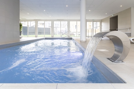 Indoor pool, pool loungers. Odalys City Apartment Hotel - Colmar Centre