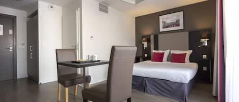 标准开间 (2 People) | 客房内保险箱、办公桌、隔音、免费 WiFi