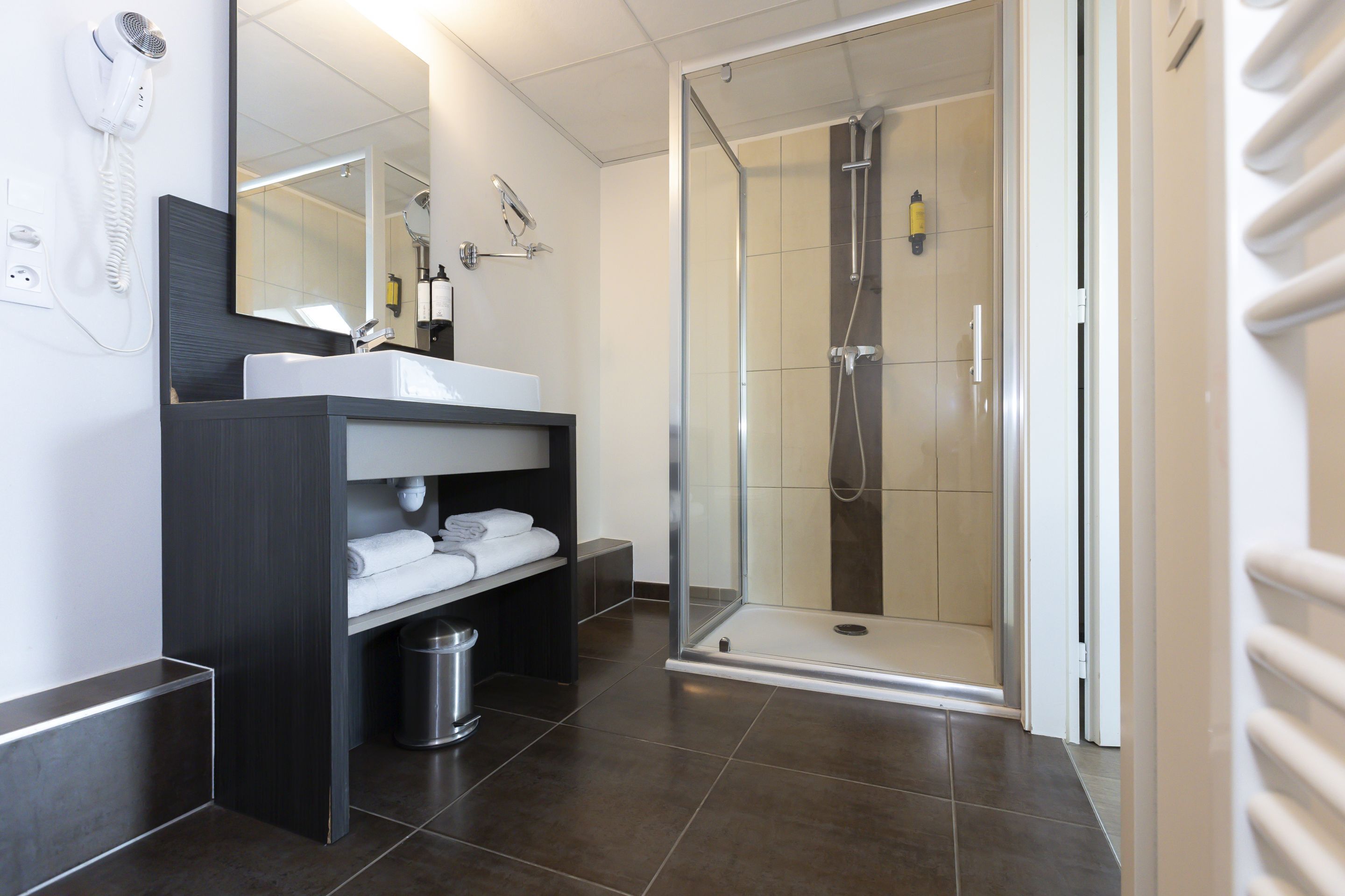 Articles de toilette gratuits, sèche-cheveux, serviettes fournies