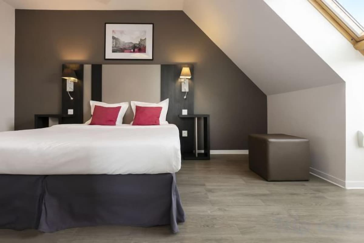 In-room safe, desk, soundproofing, WiFi (free)