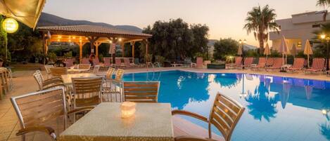 Piscine extérieure (ouverte en saison), parasols de plage