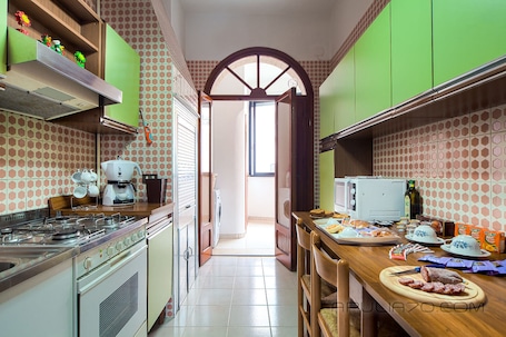 Refrigerador con freezer, microondas, horno, placa de cocina