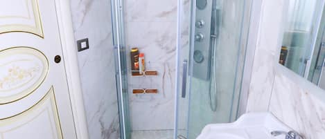 Dusche, kostenlose Toilettenartikel, Haartrockner, Handtücher