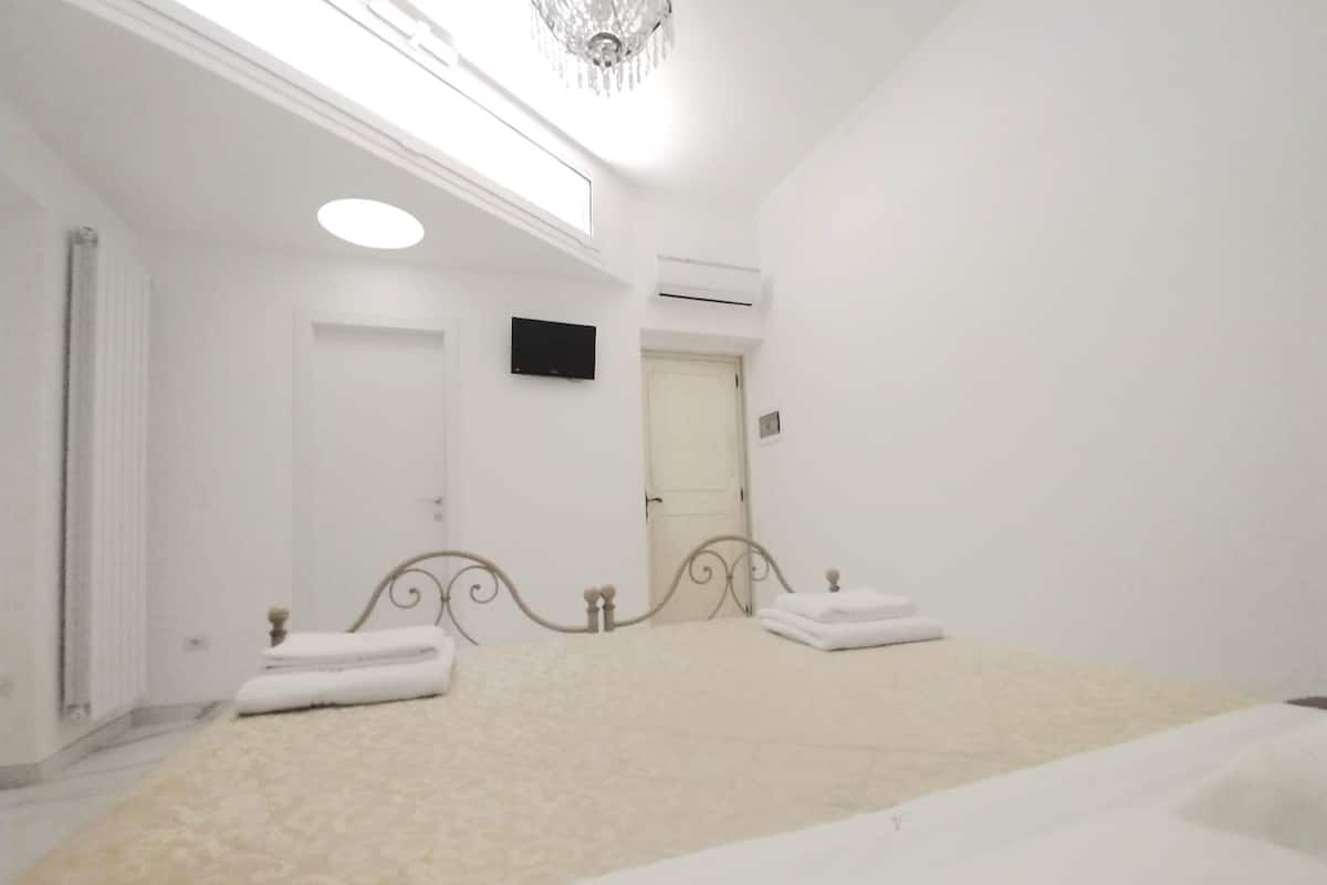 Habitación Confort, baño en la habitación | Sábanas italianas Frette, ropa de cama de alta calidad y edredón