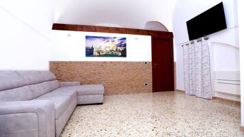 Superior-Studiosuite, 1 Schlafzimmer, barrierefrei, Erdgeschoss | Wohnbereich | 32-Zoll-Smart-TV mit Digitalempfang, Fernseher