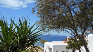 A coastal view with white buildings, a clear sky, and a distant sea. - La Veranda of Mykonos (Mykonos)