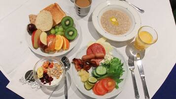 Desayuno buffet (EUR 10.00 por persona)