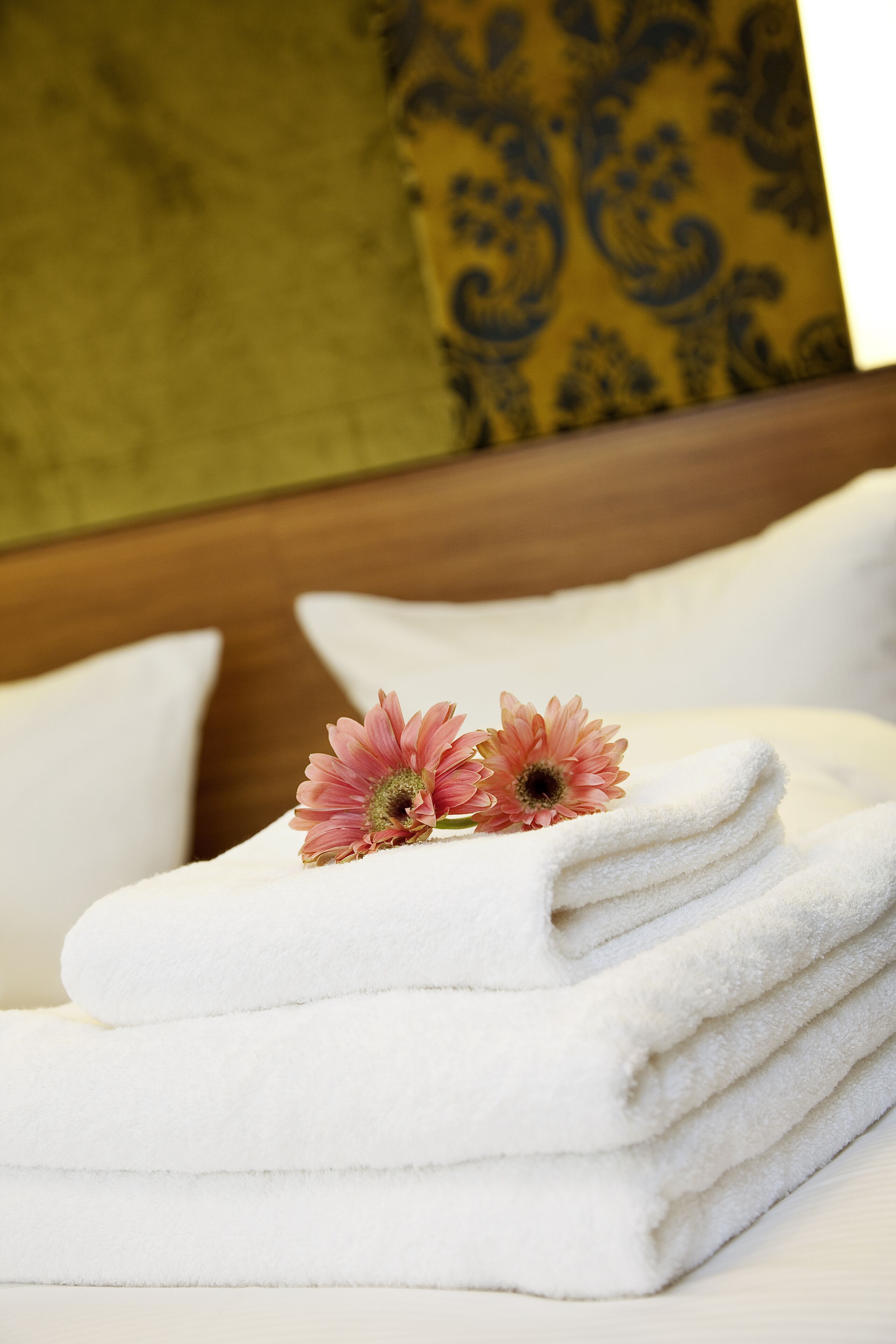 140-cm flat-screen tv with cable channels, tv