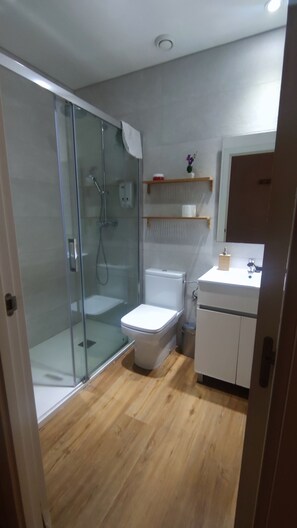 Doppia Standard, 1 letto matrimoniale, bagno privato | Bagno | Doccia, set di cortesia gratuito, asciugacapelli, asciugamani