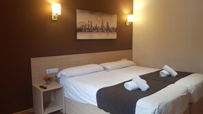 Individually decorated, individually furnished, desk, blackout drapes - Hostal Barcelona Travel (Barcelona)