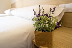 Individually decorated, individually furnished, desk, blackout drapes - Hostal Barcelona Travel (Barcelona)