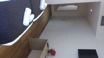 Superior tweepersoonskamer, balkon | Individueel gedecoreerd, individueel gemeubileerd, een bureau