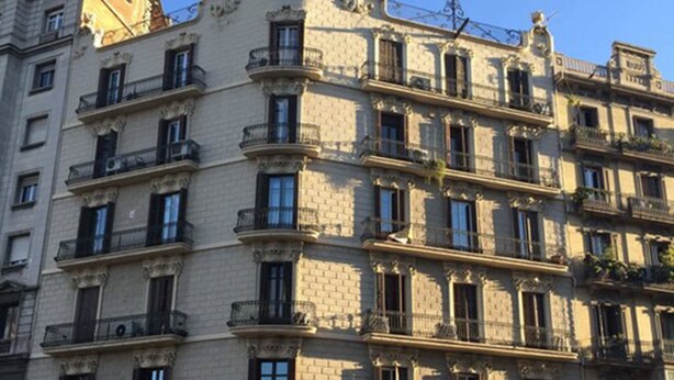 A multi-story building with ornate architectural details, including balconies and decorative moldings. - Hostal Barcelona Travel (Barcelona)